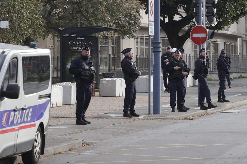 Бомбени заплахи бяха отправени срещу пет летища във Франция
