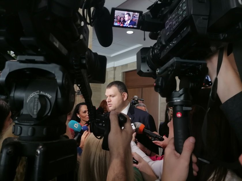 Делян Пеевски от ДПС заяви, че в неделя не трябва