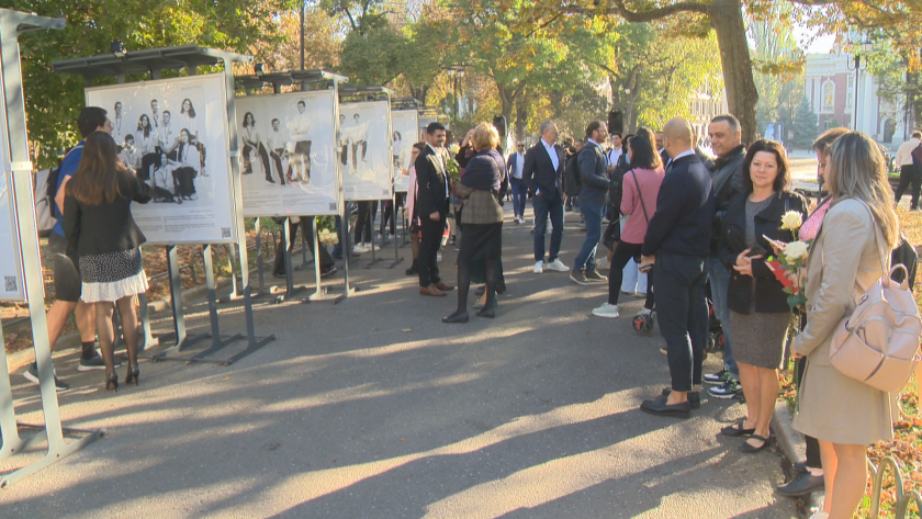 Фотоизложба Моите будители беше открита днес в градската градина пред