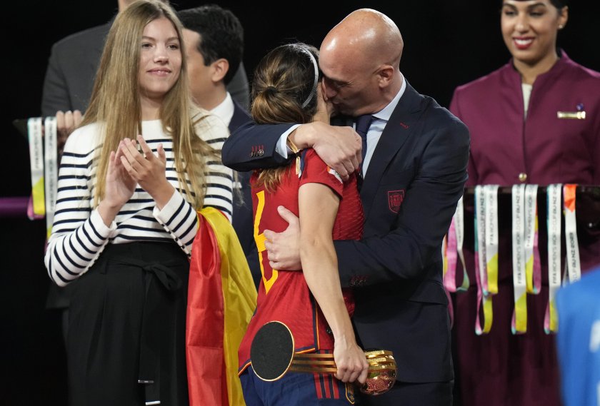 подалият оставка шеф испанския футбол луис рубиалес отказа извини директно националката джени ермосо