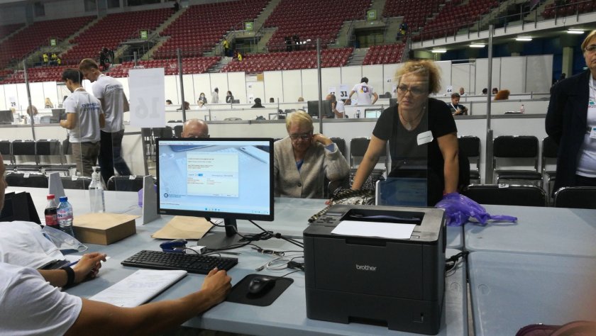 С два часа закъсня старта на предаването на протоколите от