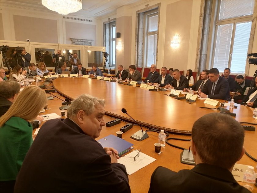 С 11 гласа за и 3 против, без въздържали се