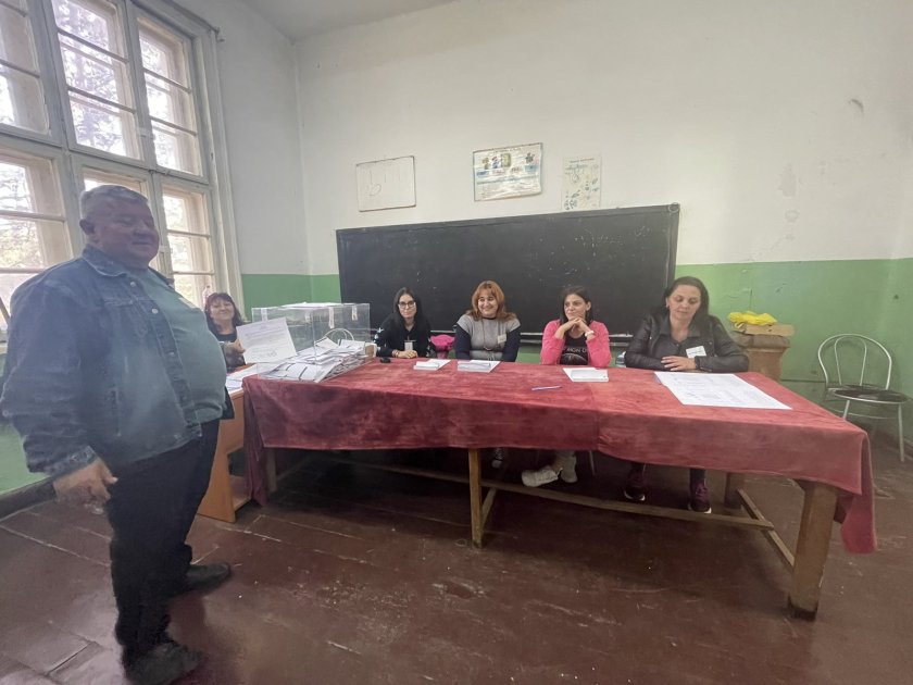 Свършиха бюлетините в мездренското село Върбешница. От 286 жители днес