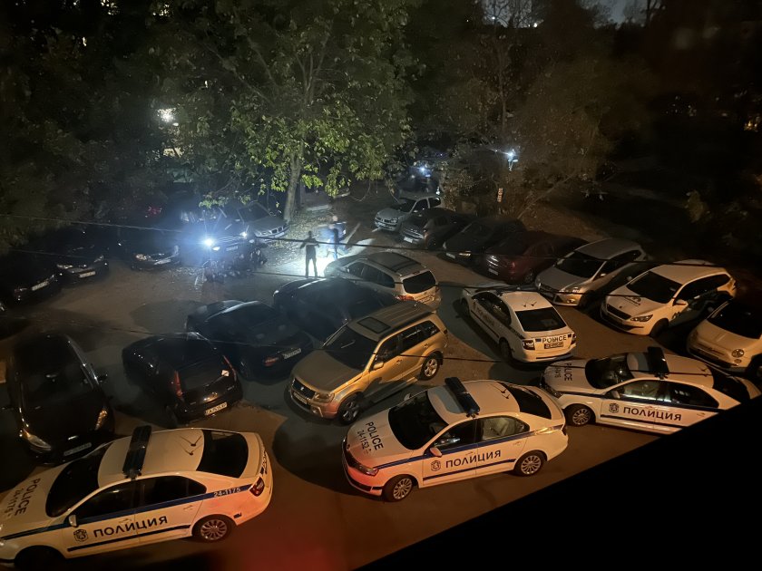 В столичния квартал Витоша около полунощ полицията установи два автомобила,