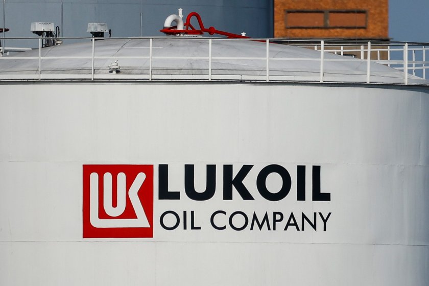 Компанията Лукойл Нефтохим Бургас плаща данъците си на време. Това
