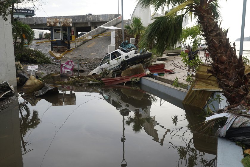 Мексиканското правителство съобщи, че ураганът Отис е взел най-малко 27