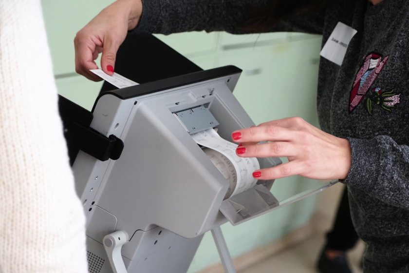 Гласуването в София: Куриозен случай и проблеми с машините