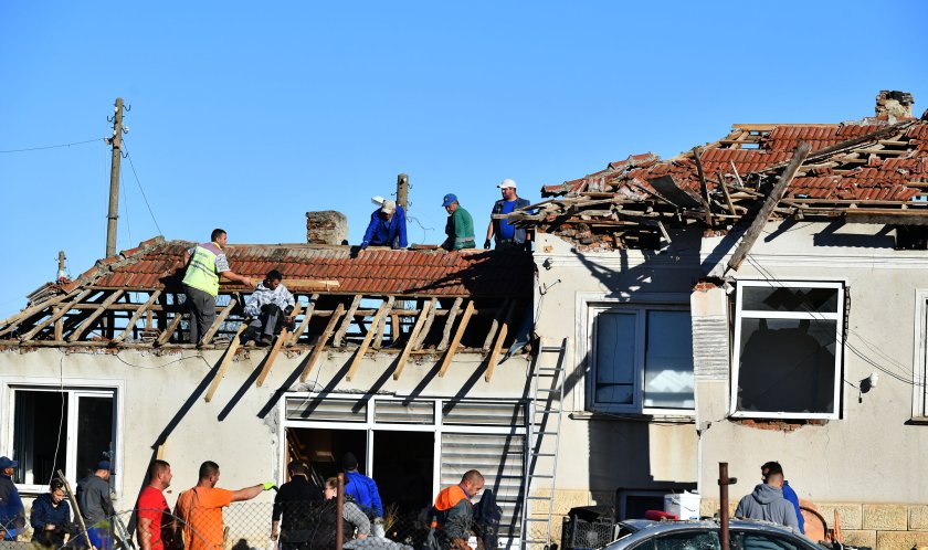 доброволци притекоха помощ исперихското село лъвино пораженията ураганния вятър снимки