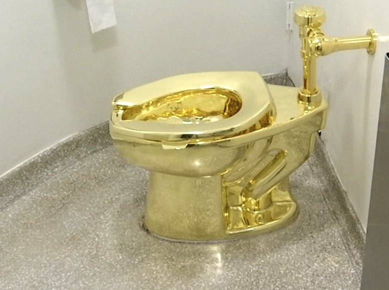 Четирима мъже са обвинени за кражбата на златна тоалетна от английски дворец