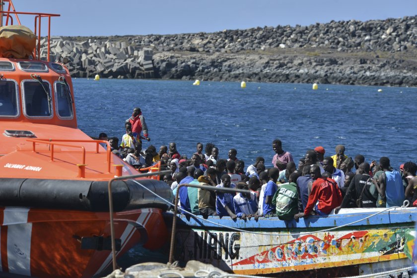 хиляди мигранти стигнали канарските острови година