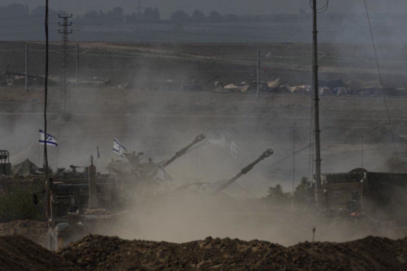 Израелска армия обяви, че град Газа е напълно обсаден. Атакуват