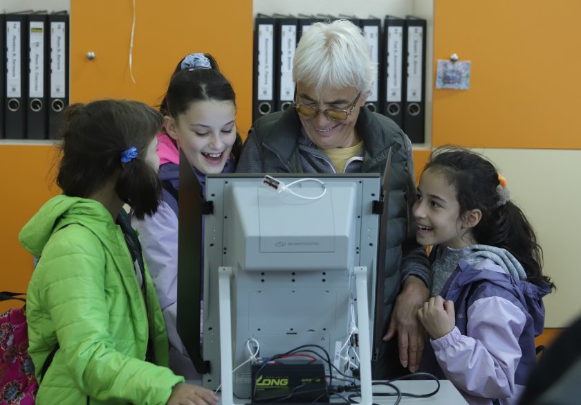 Освен кмет столичани избират и 22-ма кметове на райони. Машините