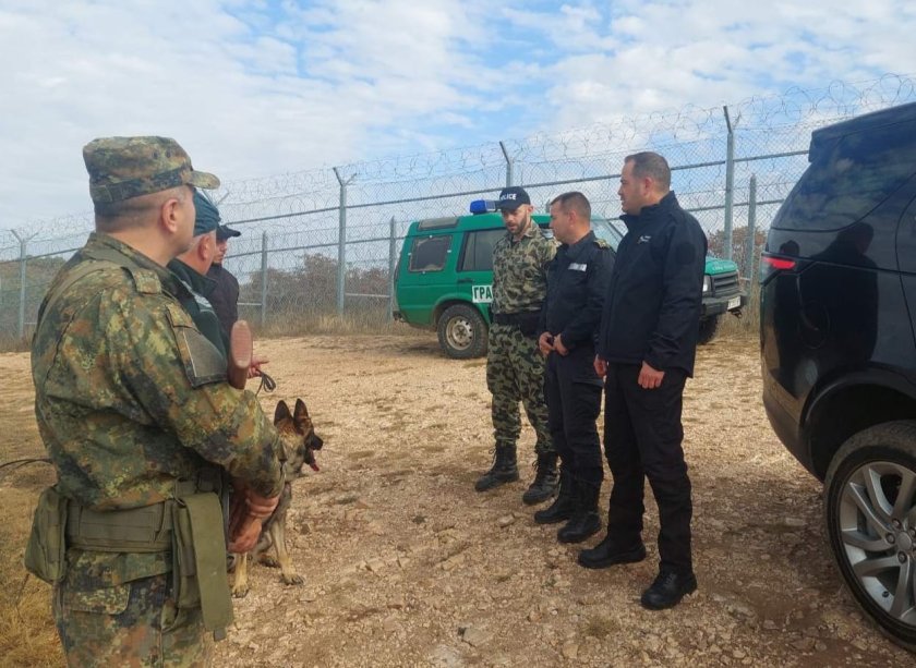 Вътрешният министър инспектира граничната зона на България с Турция