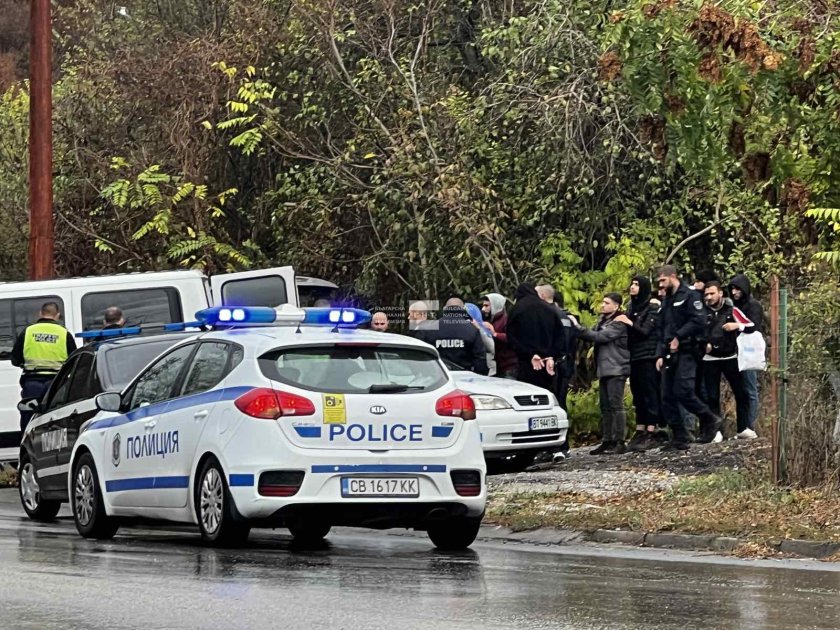 Задържаха 14 мигранти във Велико Търново, има арестувани (СНИМКИ)