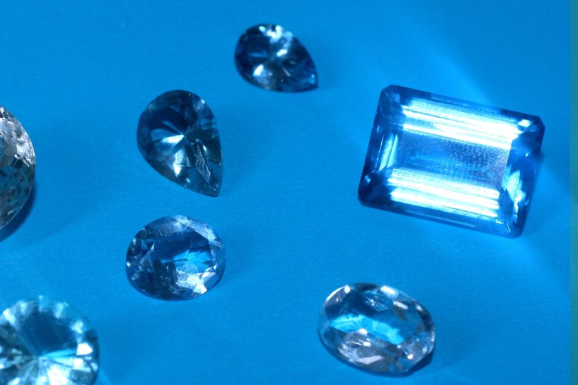 наситеносин диамант беше продаден търг почти милиона долара