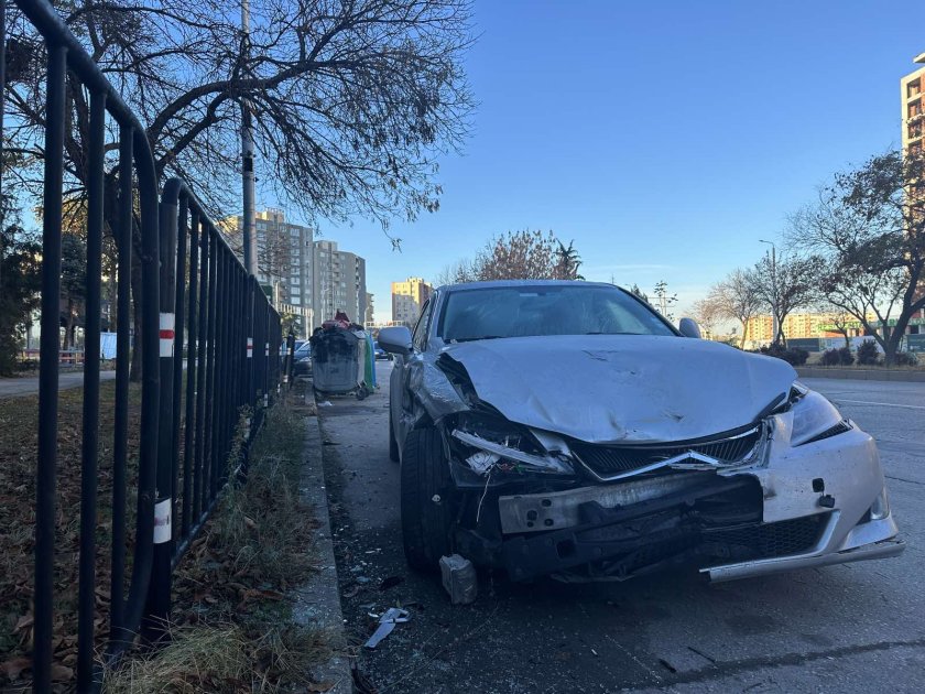 18-годишен шофьор удари 3 паркирани коли в Пловдив. Инцидентът е