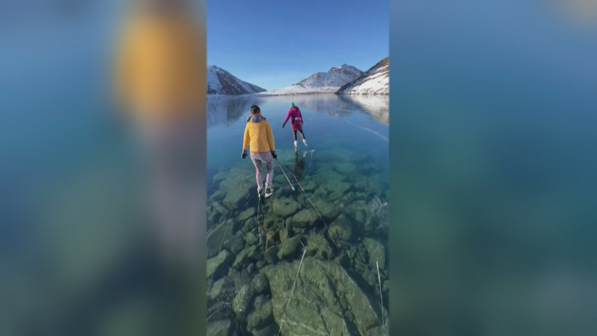Езеро в Аляска се превърна в ледена пързалка