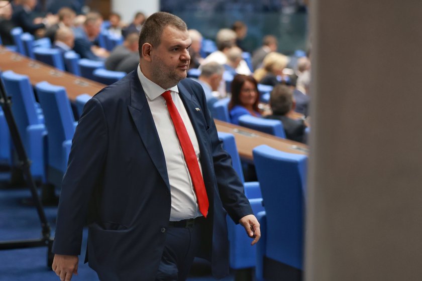 скандал парламента заради бойните машини страйкър пеевски поиска оставката тагарев