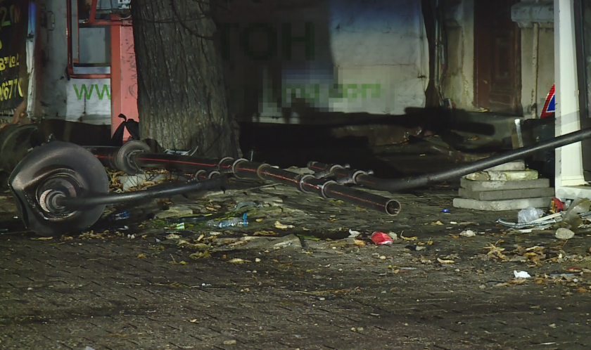 Кола се заби в хладилна витрина на оживен булевард във Варна