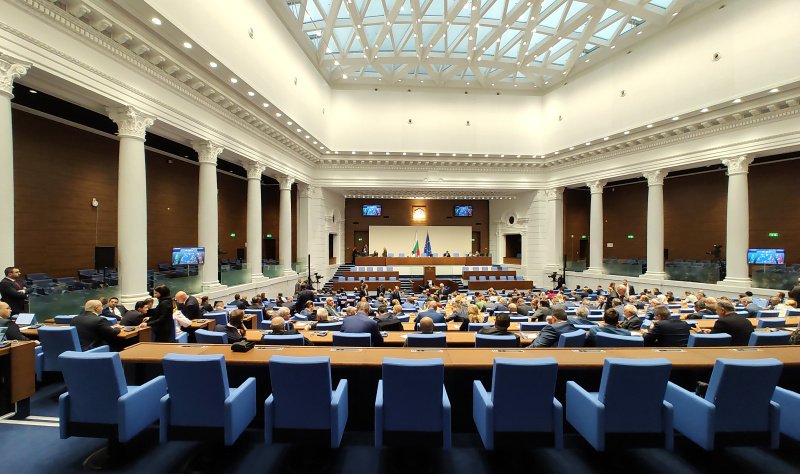 Парламентът отхвърли вота на недоверие към кабинета, внесен на 8