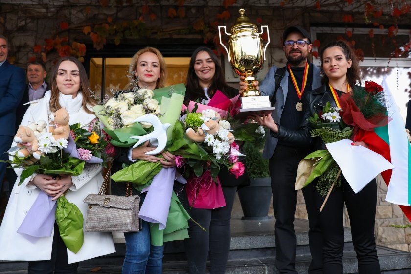 българия посрещна златните момичета шахмата