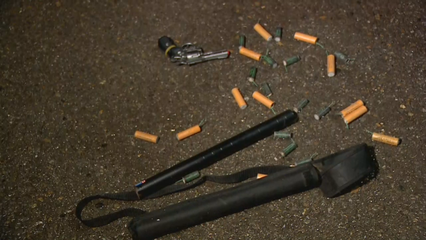 Задържаха група малолетни около централата на БФС, носели оръжия и пиротехника