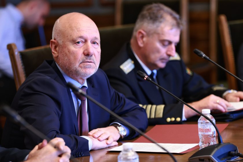 скандал парламента заради бойните машини страйкър пеевски поиска оставката тагарев