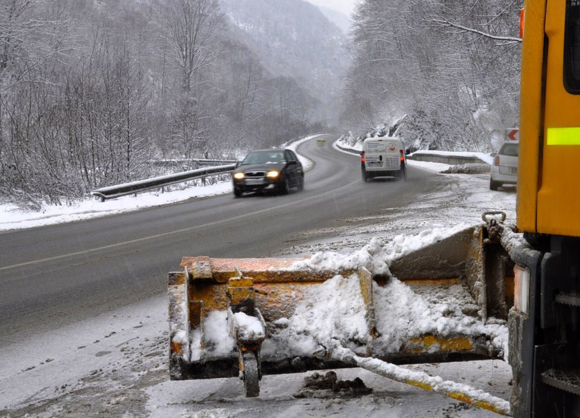 Закъсали автомобили на пътя Бургас - Малко Търново, 10 сигнала за паднали дървета
