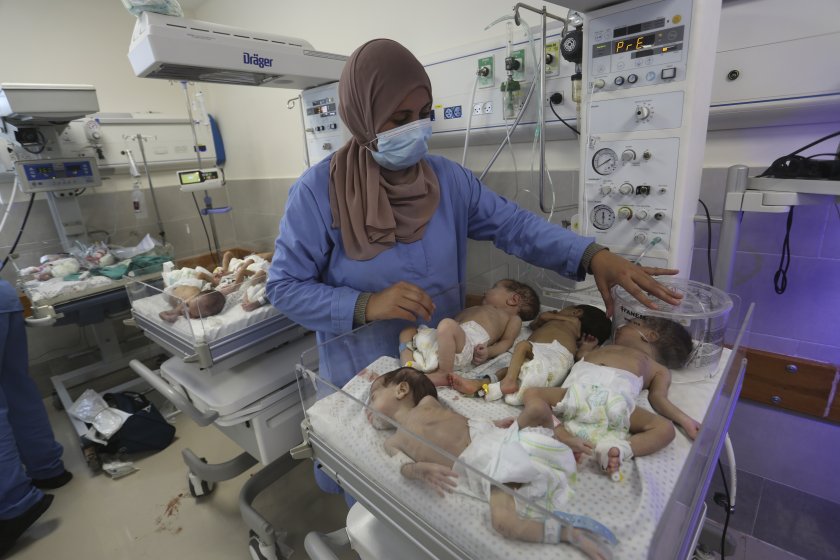 Евакуация на новородени бебета от Газа в Египет