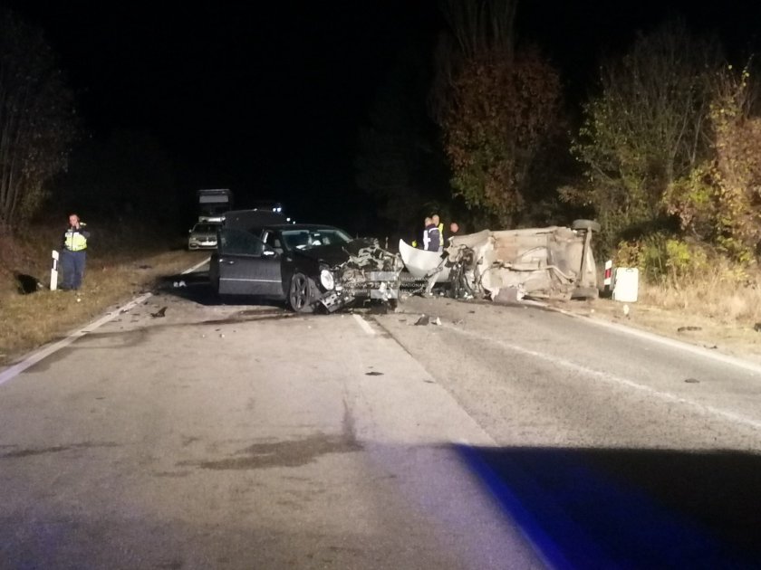Тежка катастрофа с 2 жертви - затворен е главният път София - Варна (СНИМКИ)