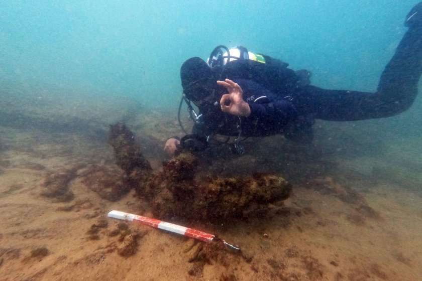 Снимка: Изчезнал остров, потънал кораб и уникален слитък откриха археолози край Камчия