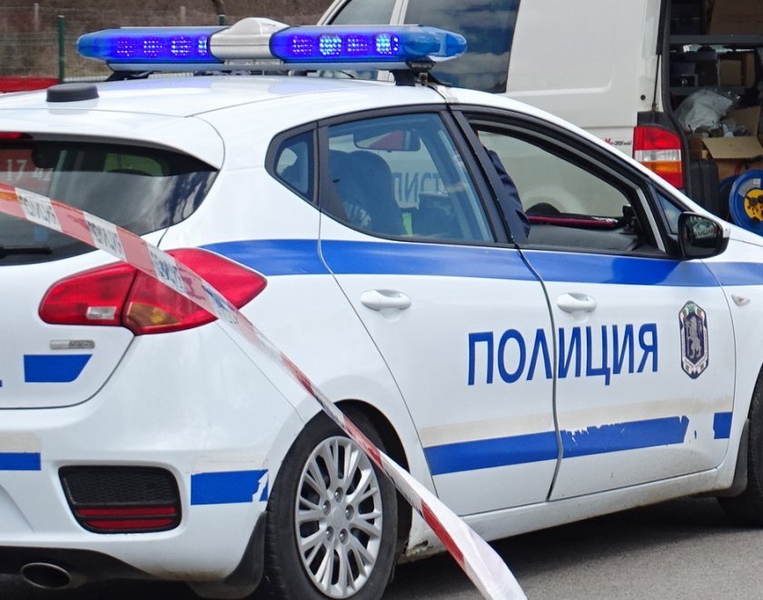 Шофьор загина, а петима са в болница след катастрофа между