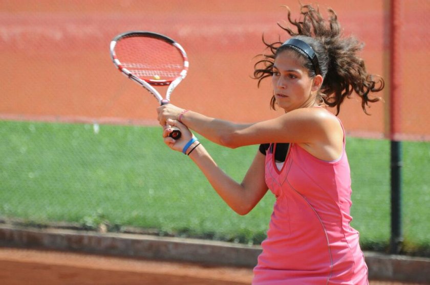 Изабелла Шиникова достигна до полуфиналите на тенис турнира в Соларино