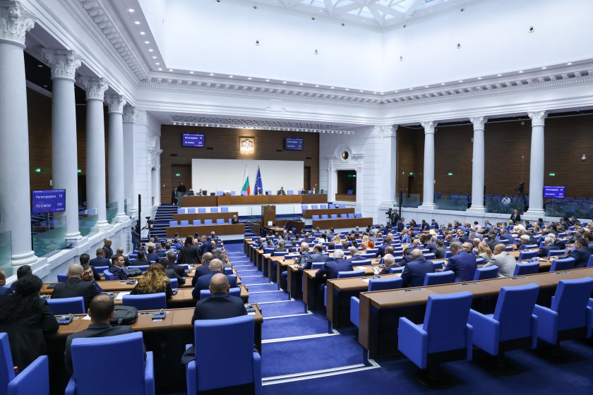 В Народното събрание депутатите започват работа с промени в състава