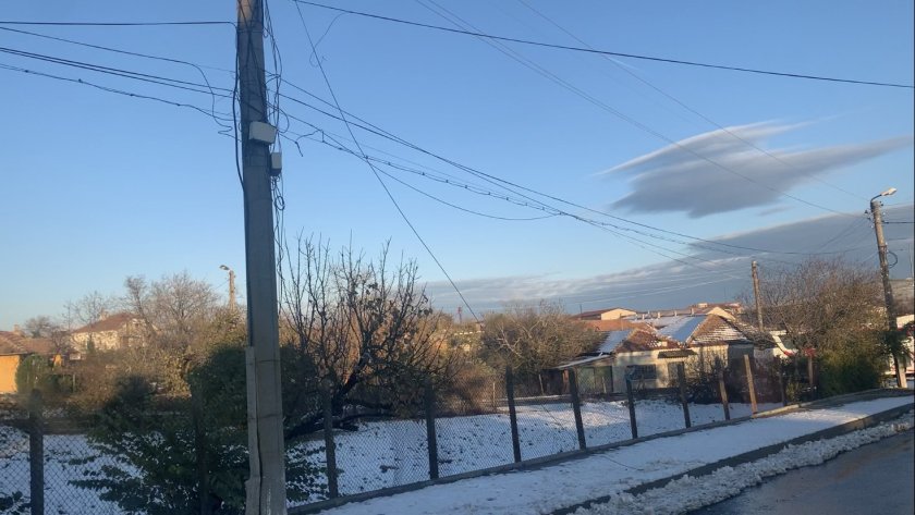Силният вятър остави без ток две села край Бургас