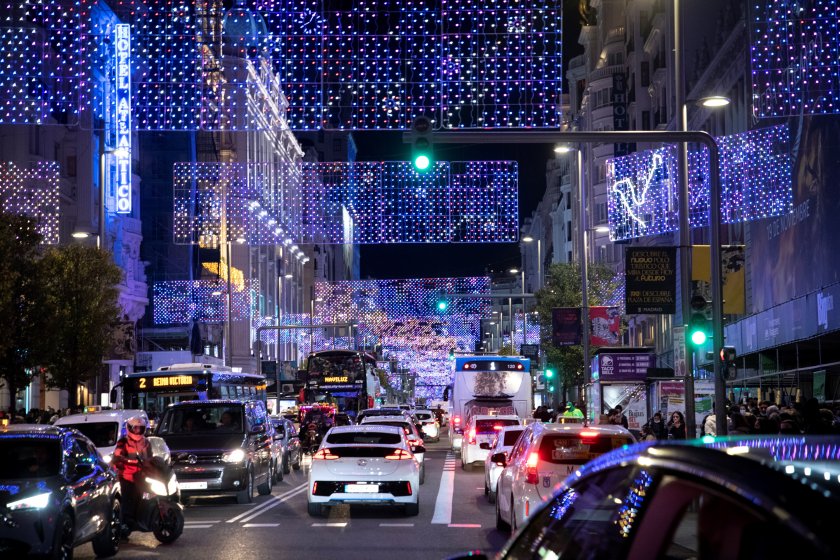 Мадрид се присъедини към предколедните приготовления и украси.12 милиона LED