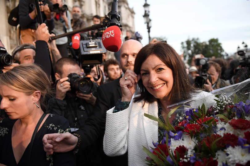 кметът париж идалго спечели нов мандат