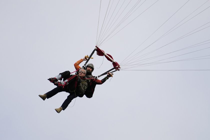 106 годишен ветеран войната скочи парашут тандем губернатора тексас