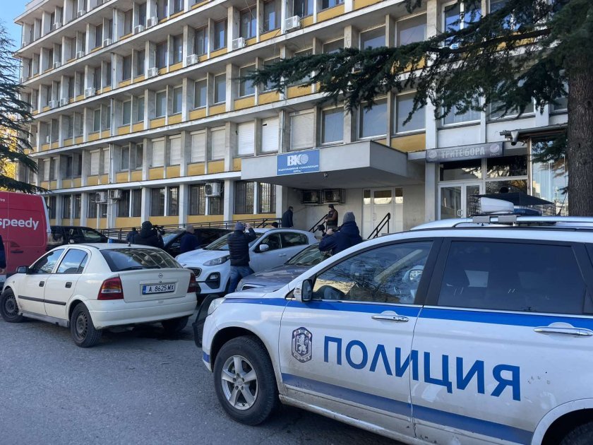 Полиция влезе във сградата на ВиК-Бургас. Провежда се специализирана полицейска