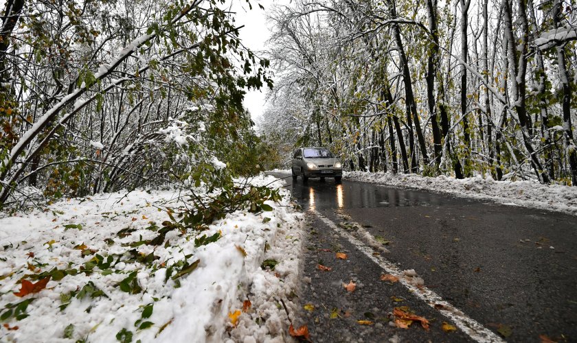 В снежна блокада осъмнаха днес хората във Врачанско. Обилният снеговалеж