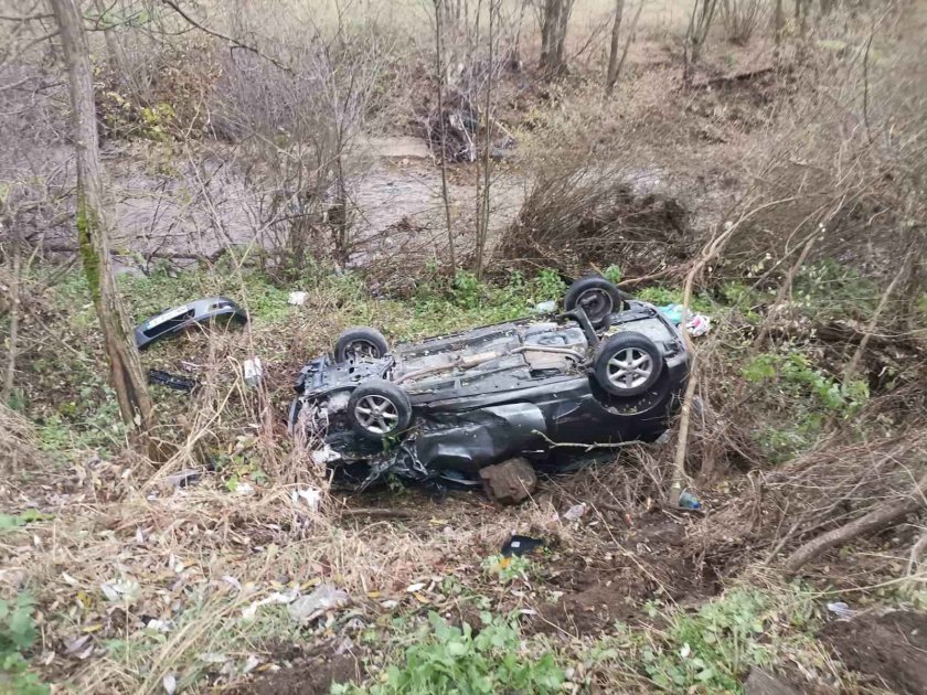 Автомобил падна в река Места след катастрофа