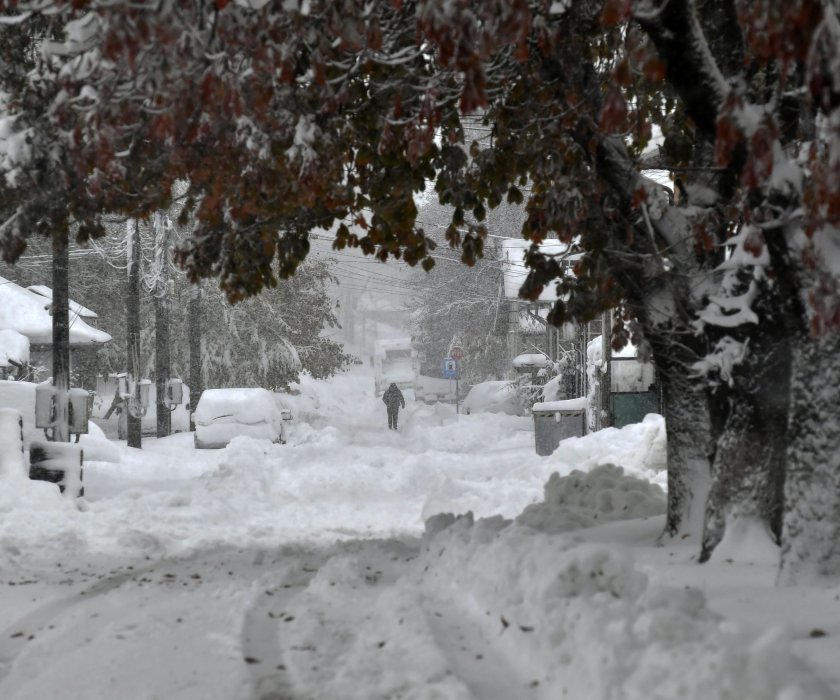 Закъсали коли на пътя: Евакуирани са пътници, включително и деца