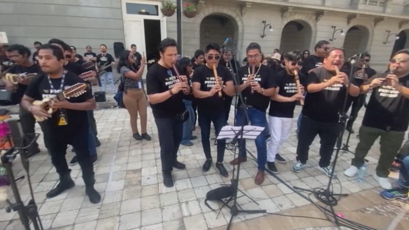 350 перуански музиканти свириха песен на "Фуу Файтърс"