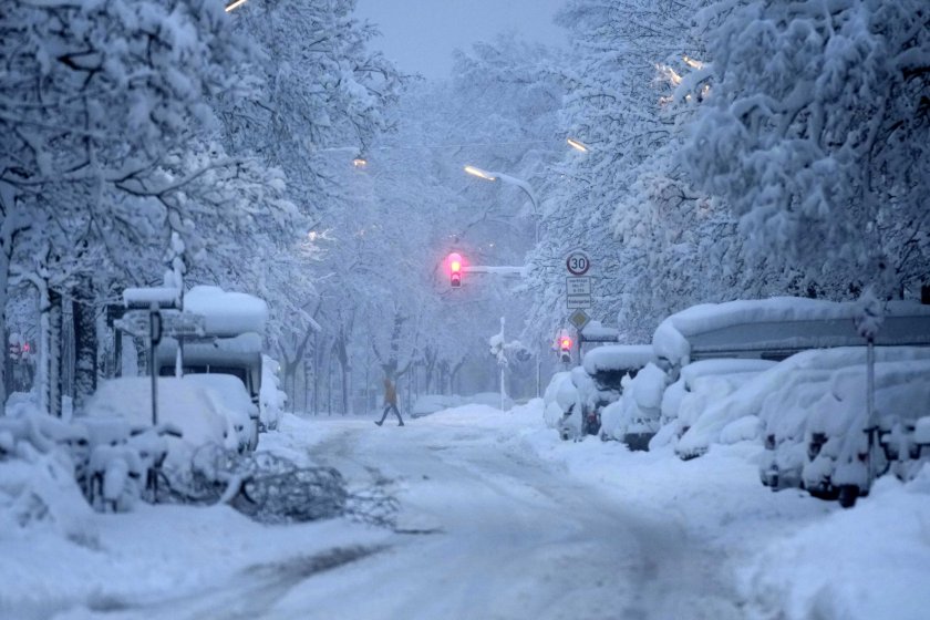 Транспортен хаос в различни части на Европа заради обилни снеговалежи.Всички
