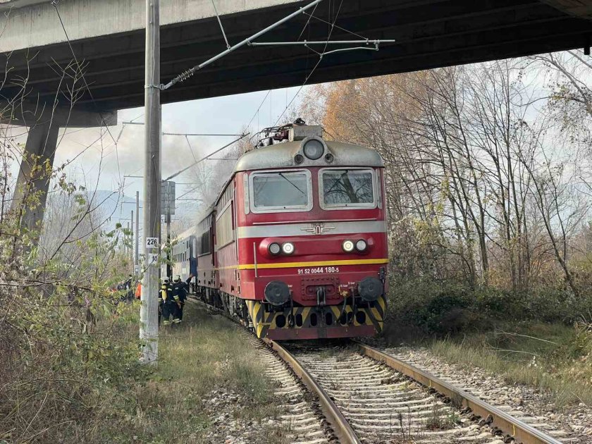 Локомотив на пътнически влак се запали на гара Тулово.Сигналът за