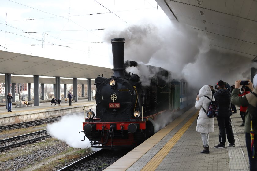 коледни пътувания влак теглен парен локомотив организират бдж
