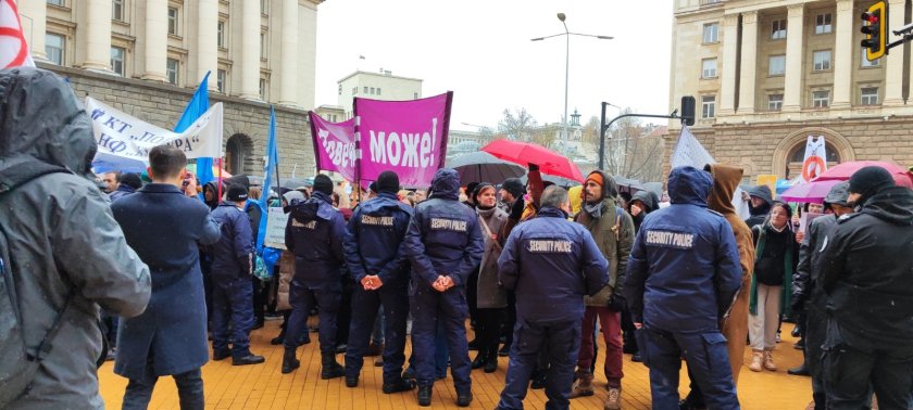 Напрежение по време на протеста на културните дейци в София.