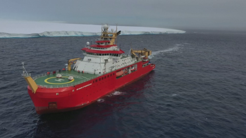 Британски изследователски кораб се срещна с най-големия айсберг в света (ВИДЕО)