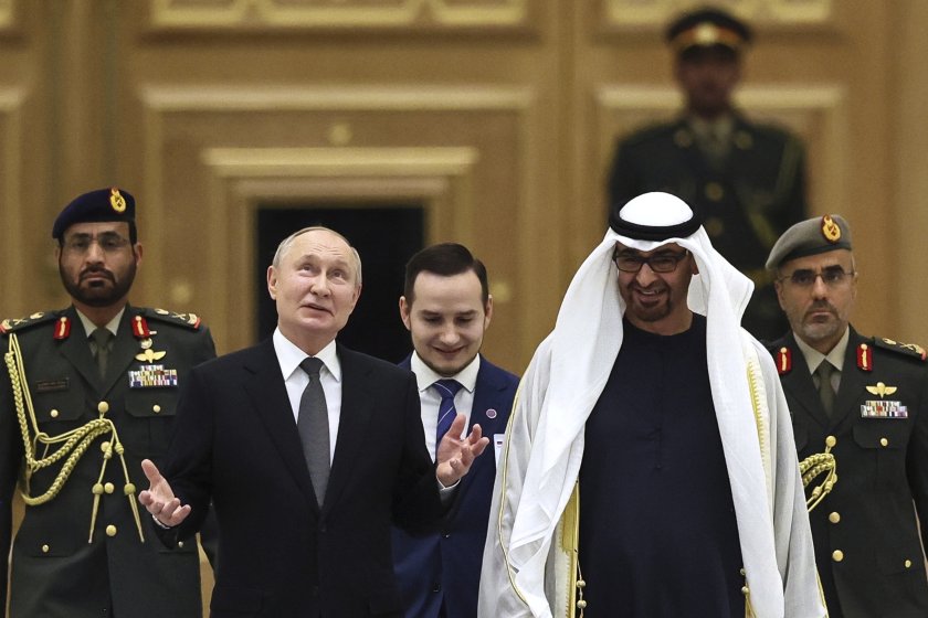 С пищна церемония Владимир Путин беше посрещнат в Абу Даби.По