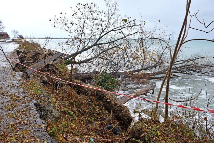 Част от крайбрежната алея във Варна пропадна